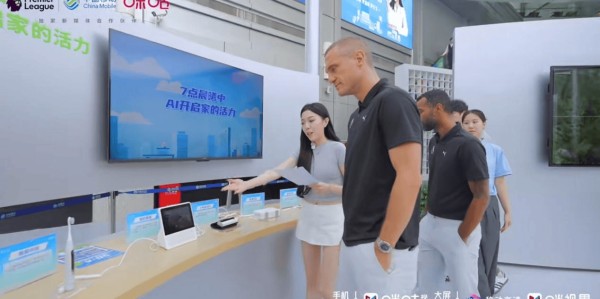 英超名宿“空降”上海移动民生路旗舰店开启“数智未来”探秘之旅